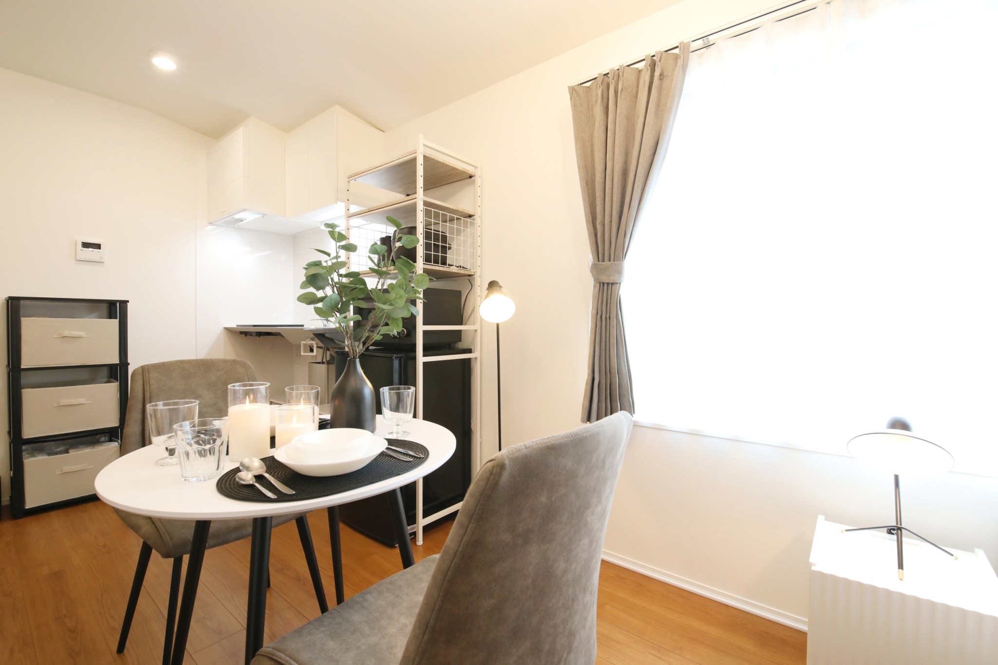 Room 401 dining area with round table and velvet chairs