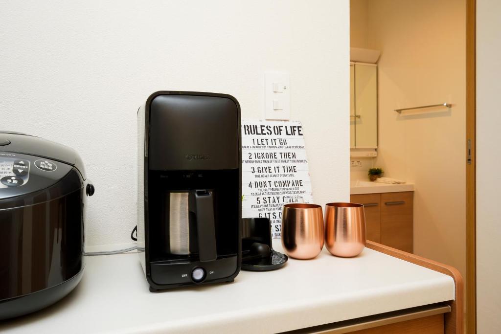 T-fal kettle and mugs on marble counter
