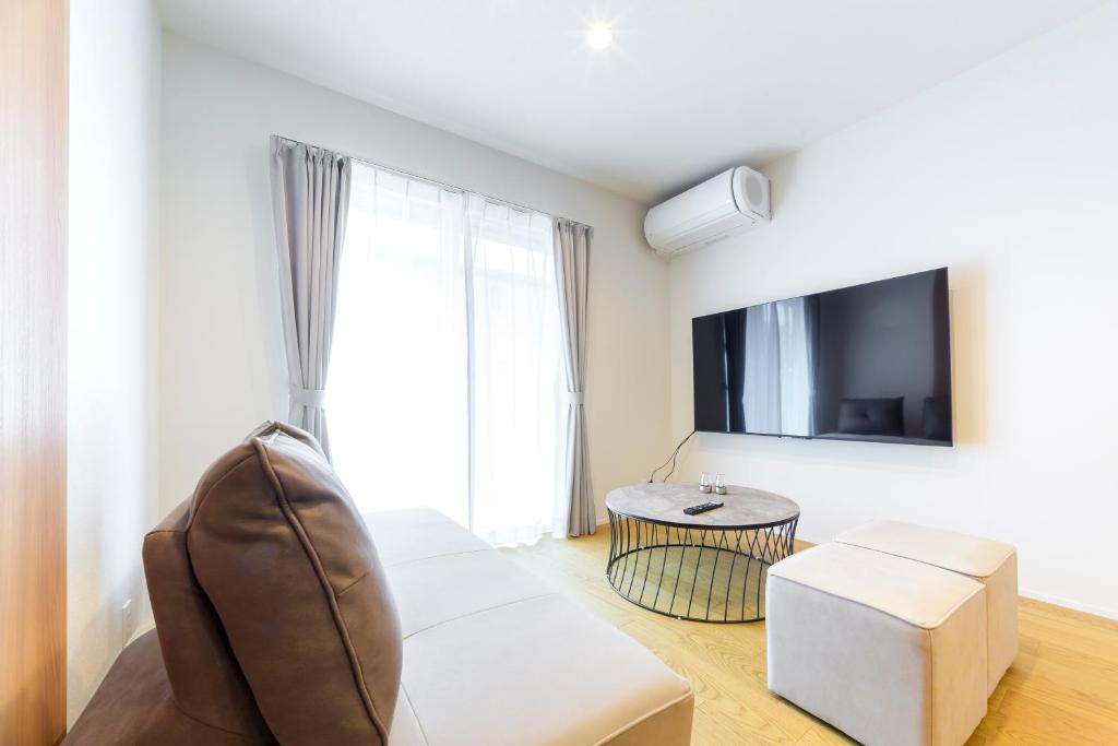 Living room with wall-mounted Smart TV and leather sofa