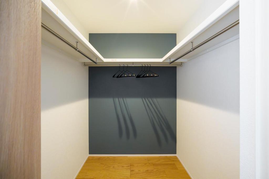 Walk-in wardrobe with dual hanging rails